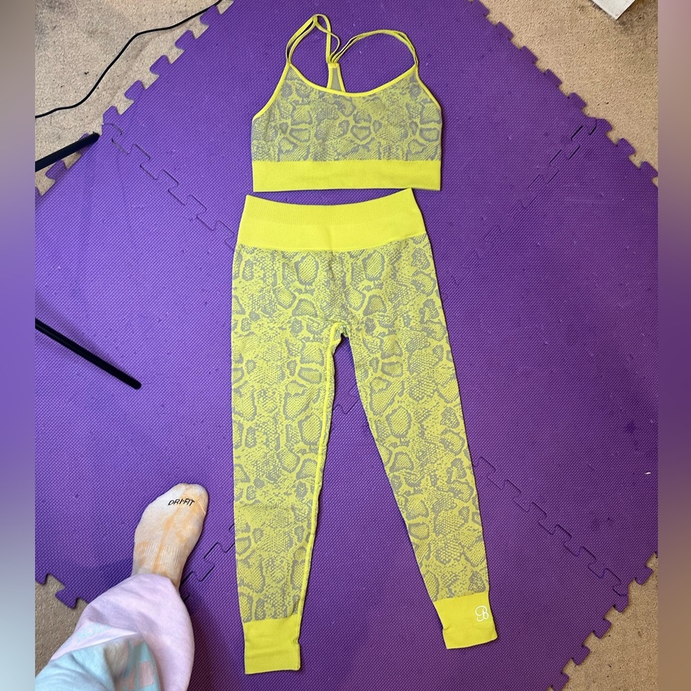 Seamless Bombshell leggings and bra L/Xl. Took the tags off but never worn .